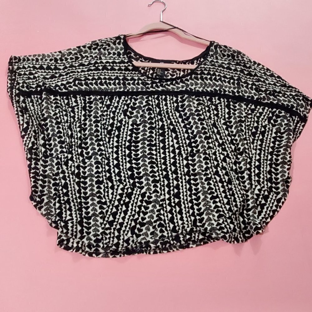 🖤 H&M Black White Heart Short Sleeve Shirt 🖤